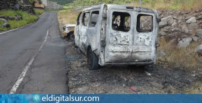 incendio-coches-santa-cruz-de-la-palma-150426 Vehículos calcinados tras el incendio en Santa Cruz de La Palma / EDS