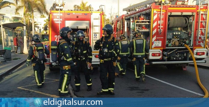 Servicios de emergencia trabajando en la calle tras el incendio registrado en un restaurante de Adeje