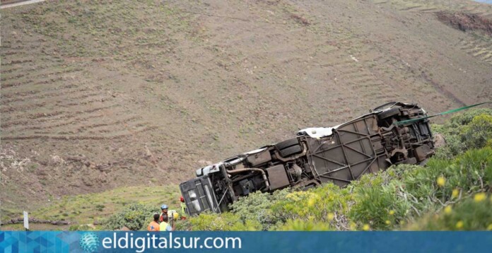 Estado en el que quedó la guagua tras precipitarse por un barranco en la carretera GM-2, en San Sebastián de La Gomera, accidente que dejó un fallecido y 27 heridos / EDS