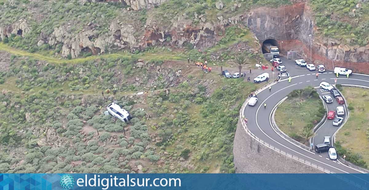 Estado en el que quedó la guagua tras precipitarse por un barranco en la carretera GM-2, en San Sebastián de La Gomera, accidente que dejó un fallecido y 27 heridos