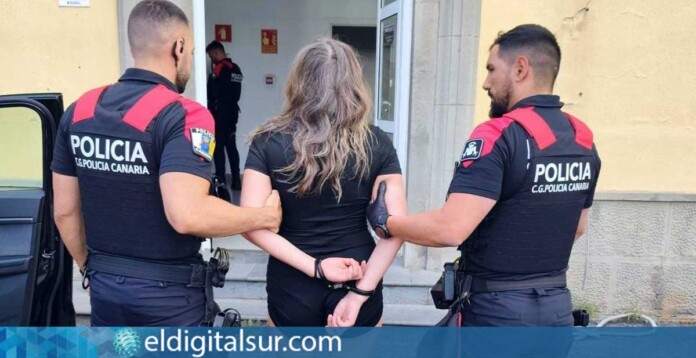 La mujer detenida en el paseo de Las Canteras, siendo trasladada por agentes de la Policía Autonómica Canaria a dependencias policiales