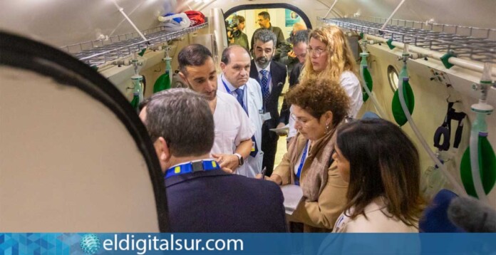 Delegación de la NASA durante la visita a la cámara hiperbárica integrada en el sistema sanitario de Canarias