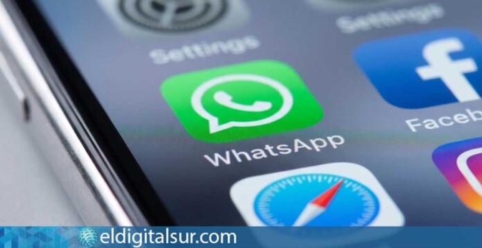 Icono de la app de WhatsApp en la pantalla de inicio de un smartphone