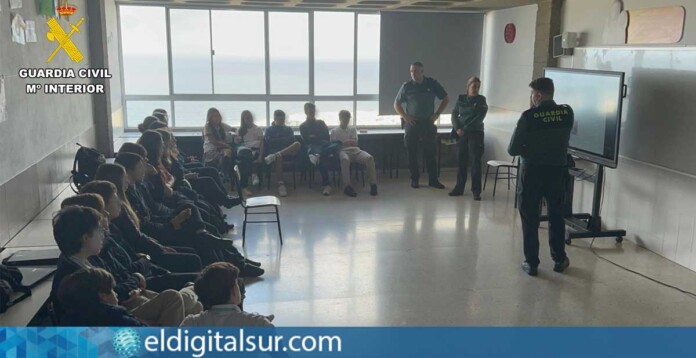 Agentes de la Guardia Civil durante una de las charlas impartidas en un centro educativo de Tenerife dentro del Plan Director para la Convivencia y Mejora de la Seguridad en los Centros Educativos y su Entorno