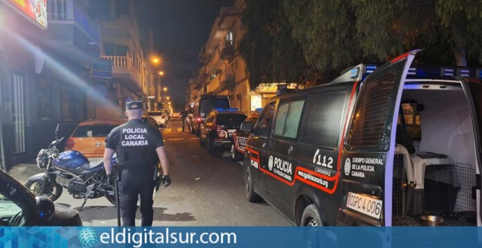 policia-local-canaria-arona-el-fraile-070426 Operativo de la Policía Local de Arona y la Policía Canaria durante labores de vigilancia e identificación en El Fraile