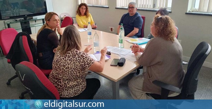 reunion-podemos-centros-escolares-170426 Reunión de Podemos Canarias con trabajadoras para abordar el cierre de los centros