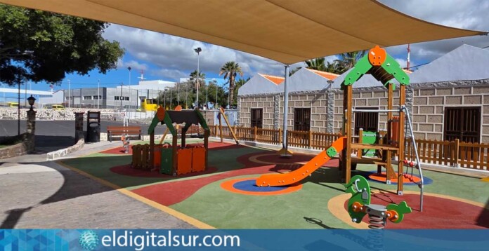 Parque infantil renovado en el entorno del Mercadillo del Agricultor, en San Miguel de Abona.