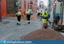 Obras de rehabilitación del adoquinado en la calle Tabares de Cala, en el casco histórico de La Laguna