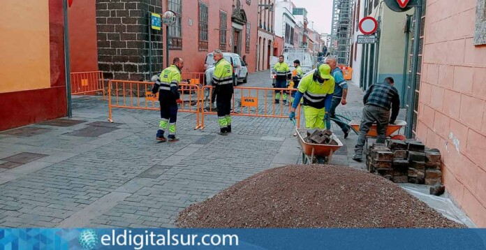 Obras de rehabilitación del adoquinado en la calle Tabares de Cala, en el casco histórico de La Laguna