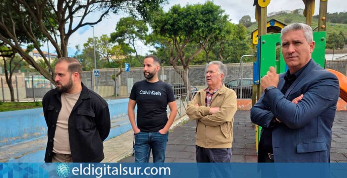 El concejal de Servicios Municipales, Fran Hernández, durante la actuación de renovación del alumbrado público en La Verdellada