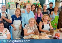 El consejero Efraín Medina durante la visita al curso de alfarería tradicional en San Andrés junto a los maestros artesanos y el alumnado