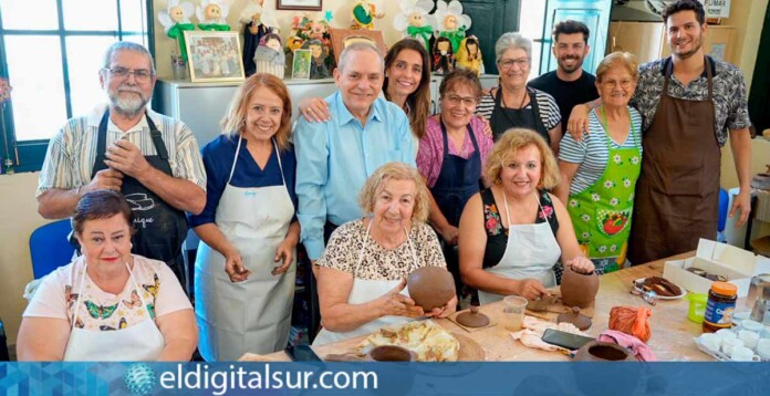 El consejero Efraín Medina durante la visita al curso de alfarería tradicional en San Andrés junto a los maestros artesanos y el alumnado