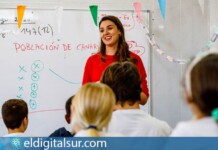Raquel Rodríguez Alonso junto al alumnado participante en el proyecto “Con mi voz, mis derechos”