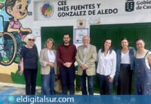 Autoridades locales y representantes del Rotary Club, en la entrada del Colegio de Educación Especial Inés Fuentes González de Aledo