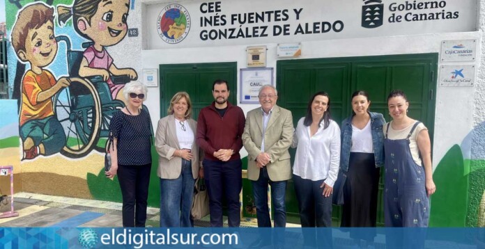 Autoridades locales y representantes del Rotary Club, en la entrada del Colegio de Educación Especial Inés Fuentes González de Aledo