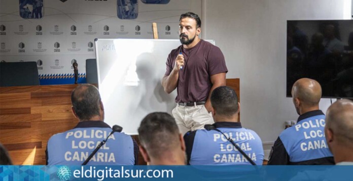 Eduardo Blasco durante una de las charlas sobre prevención de ahogamientos impartidas en Adeje