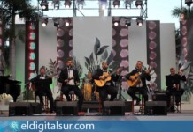Actuación musical en la plaza de La Candelaria durante las Fiestas de Mayo