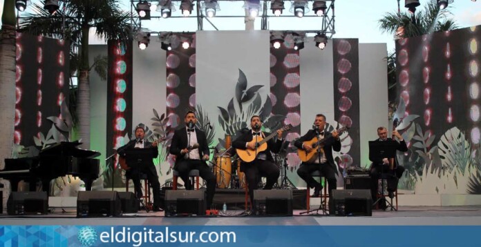 Actuación musical en la plaza de La Candelaria durante las Fiestas de Mayo