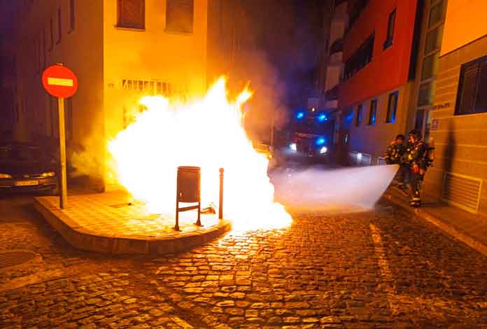 Fuego en contenedor de basura en Siervo de Dios 