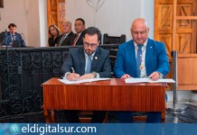 José Domingo Regalado y Juan Manuel Asturias durante la firma del hermanamiento entre Granadilla de Abona y Antigua Guatemala