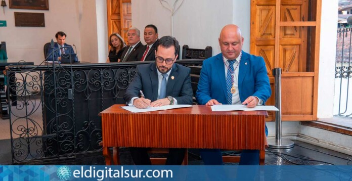 José Domingo Regalado y Juan Manuel Asturias durante la firma del hermanamiento entre Granadilla de Abona y Antigua Guatemala