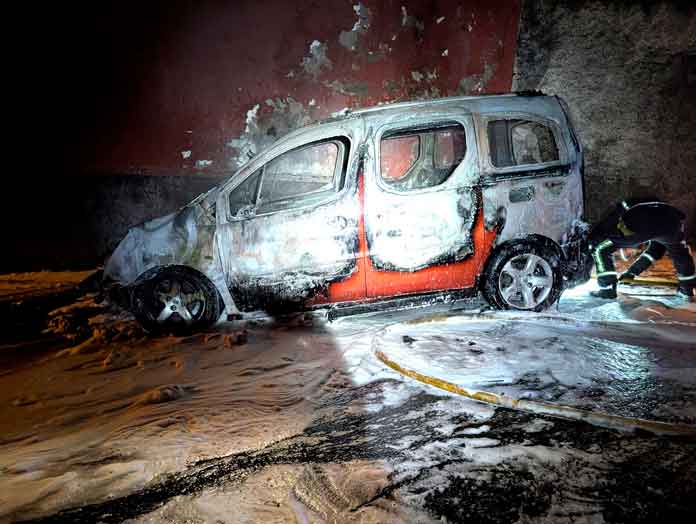 Incendio vehículo en la calle Lomo Colorado, en Tacoronte