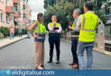 El alcalde José Manuel Bermúdez, el concejal Carlos Tarife y la concejala Zaida González durante el inicio de las obras de asfaltado en la calle Granadilla