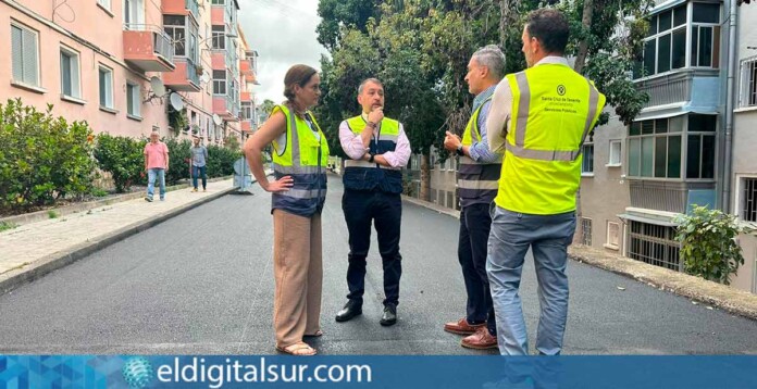 El alcalde José Manuel Bermúdez, el concejal Carlos Tarife y la concejala Zaida González durante el inicio de las obras de asfaltado en la calle Granadilla