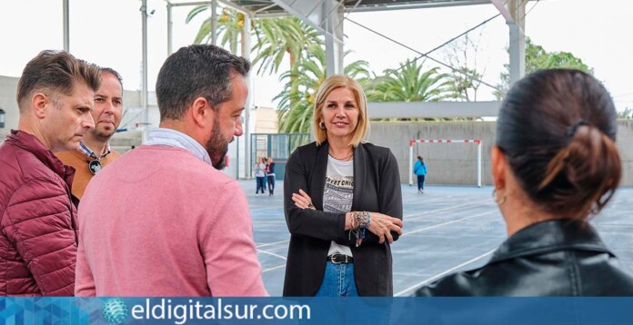 Yolanda Moliné y Juan Antonio García Abreu durante la visita al Polideportivo de San Juan en La Victoria de Acentejo