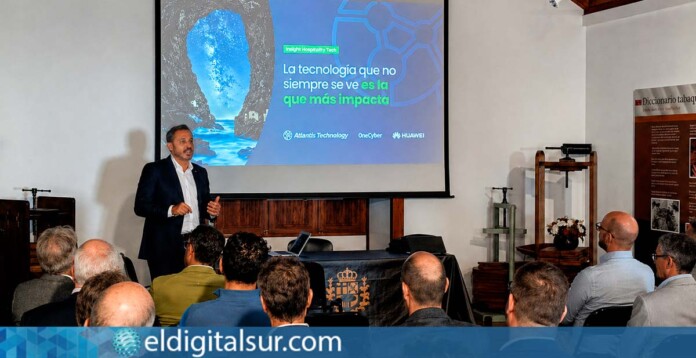 Participantes en la jornada Insight Hospitality Tech en La Palma junto a Héctor Reboso, CEO de Atlantis Technology, durante el encuentro sobre transformación digital hotelera