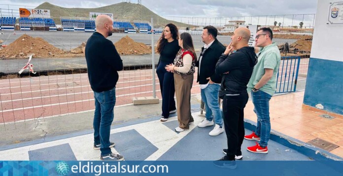 Jennifer Miranda durante una visita a las obras del Campo de Fútbol de Charco del Pino