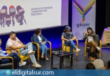Alumnado del IES Adeje Los Olivos durante la actividad “Periodista por un día” en una rueda de prensa en Adeje