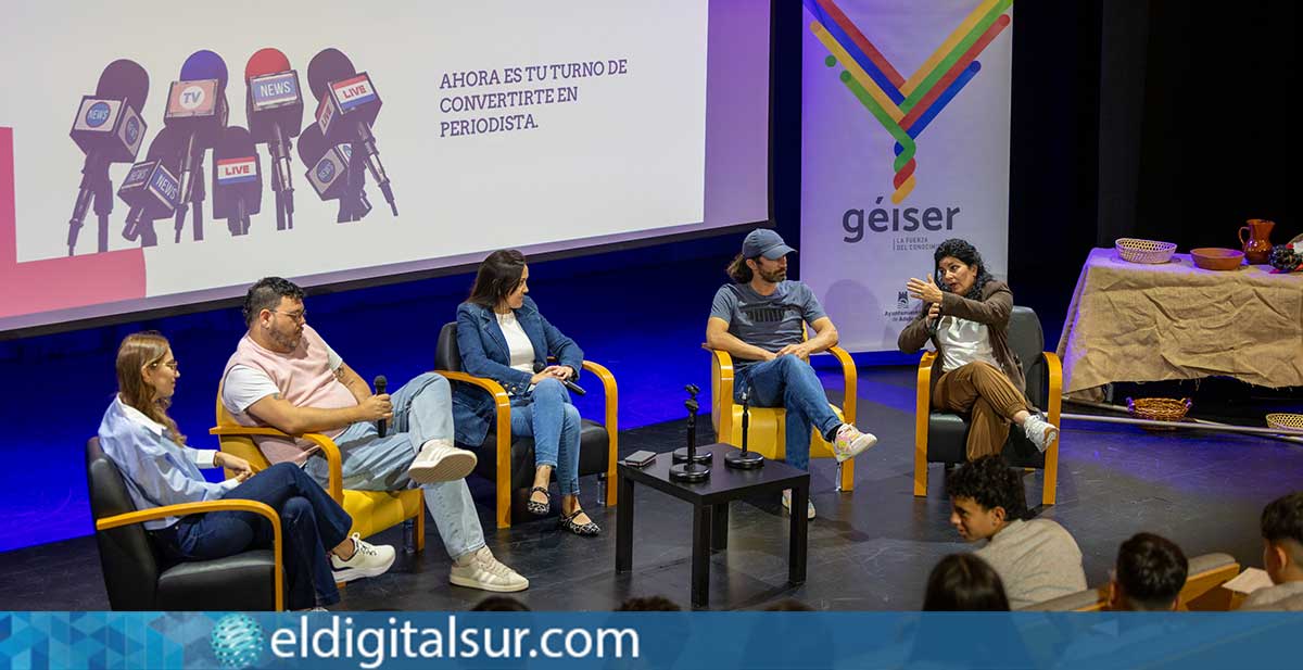 Periodista-por-un-día-Adeje-130526 Alumnado del IES Adeje Los Olivos durante la actividad “Periodista por un día” en una rueda de prensa en Adeje
