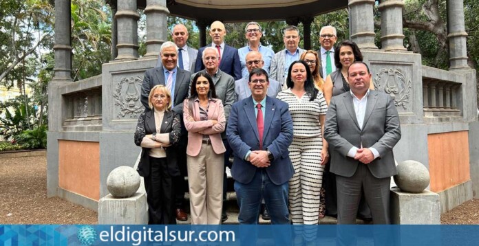 Posado en Plaza del Príncipe tras la junta general extraordinaria