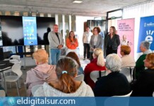 La presidenta del Cabildo de Tenerife, Rosa Dávila, durante la visita a un taller de la Red Conecten en El Sauzal