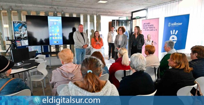 La presidenta del Cabildo de Tenerife, Rosa Dávila, durante la visita a un taller de la Red Conecten en El Sauzal