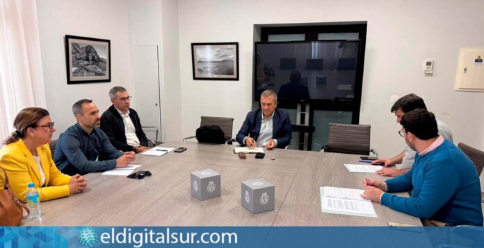Valentín González y Ángela Delgado durante la reunión entre el Cabildo de Tenerife y ASAGA sobre la gestión del agua de riego en la isla
