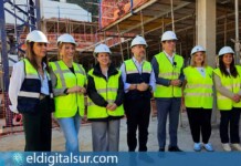 El alcalde José Manuel Bermúdez y la presidenta del Cabildo, Rosa Dávila, durante la visita a las obras de las 37 viviendas protegidas en María Jiménez