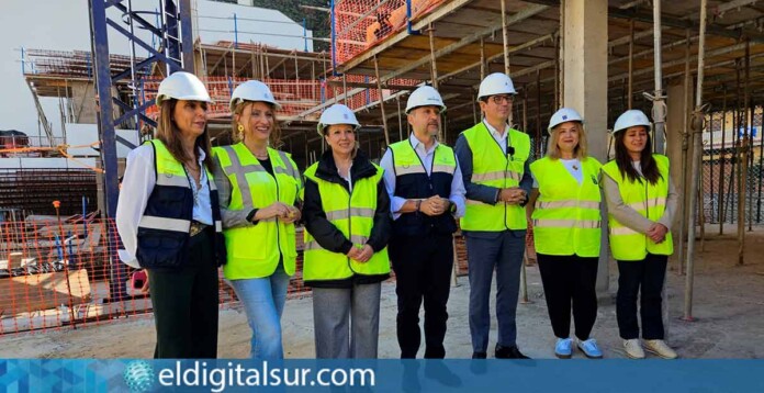 El alcalde José Manuel Bermúdez y la presidenta del Cabildo, Rosa Dávila, durante la visita a las obras de las 37 viviendas protegidas en María Jiménez