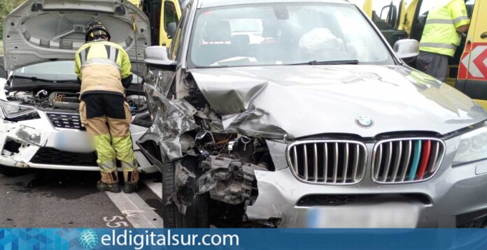 accidente-en-la-TF-5,-en-Los-Realejos-110526 Servicios de emergencia actuando en un accidente en la TF-5, en Los Realejos
