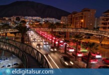 Tráfico intenso en la avenida Chayofita, en Los Cristianos