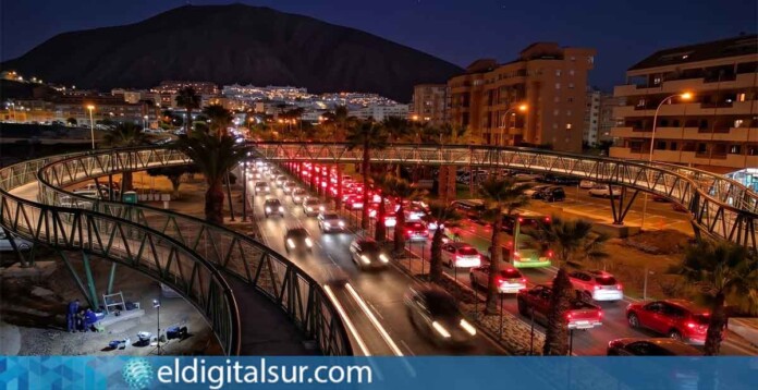 Tráfico intenso en la avenida Chayofita, en Los Cristianos