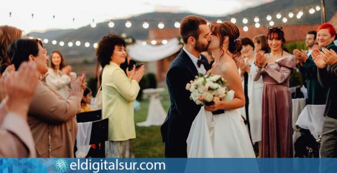 Una pareja de recién casados durante la celebración de su boda en un complejo hotelero