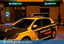 La Guardia Civil investiga los daños causados en esta sucursal de Cajasiete situada en El Fraile, Arona