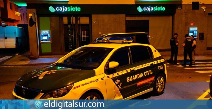 La Guardia Civil investiga los daños causados en esta sucursal de Cajasiete situada en El Fraile, Arona