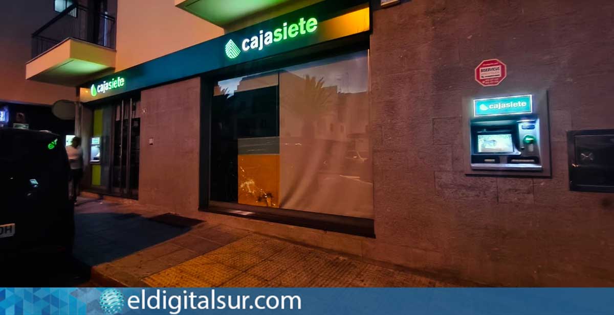 Vista exterior de la sucursal de Cajasiete afectada por los destrozos en El Fraile