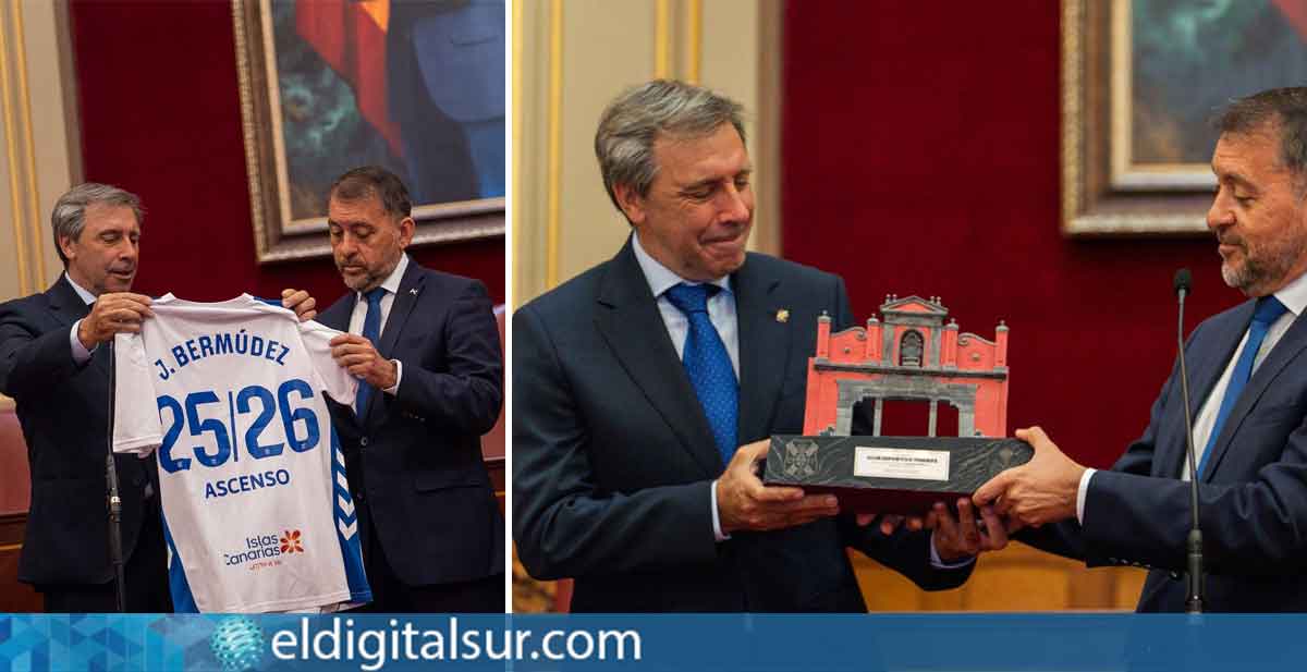 Intercambio de obsequios entre Felipe Miñambres y José Manuel Bermúdez durante la recepción institucional