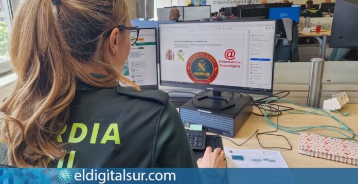 Equipo @ de la Guardia Civil durante labores de investigación en materia de ciberdelincuencia