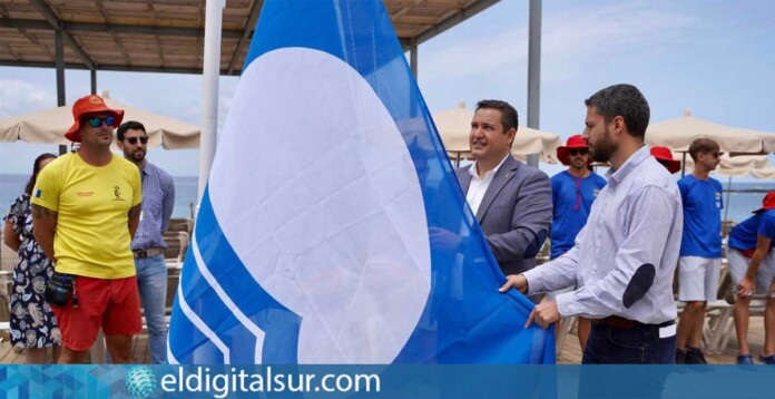 José Julián Mena, durante el izado de la bandera azul en Los Cristianos, en una imagen de archivo de su mandato / EDS.