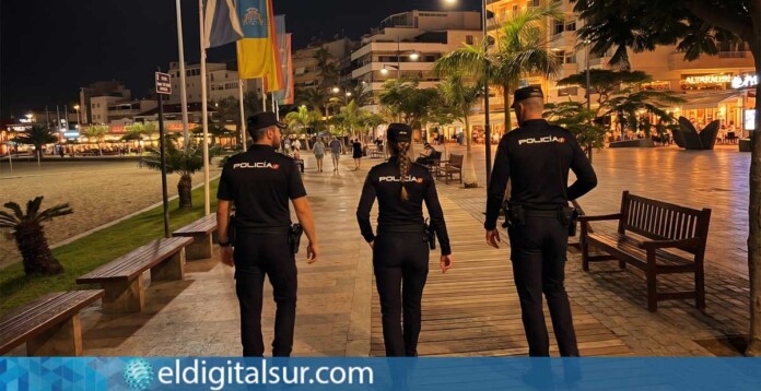 Foto archivo: Agentes de la Policía Nacional patrullando en Los Cristianos - Arona, Tenerife Sur / EDS